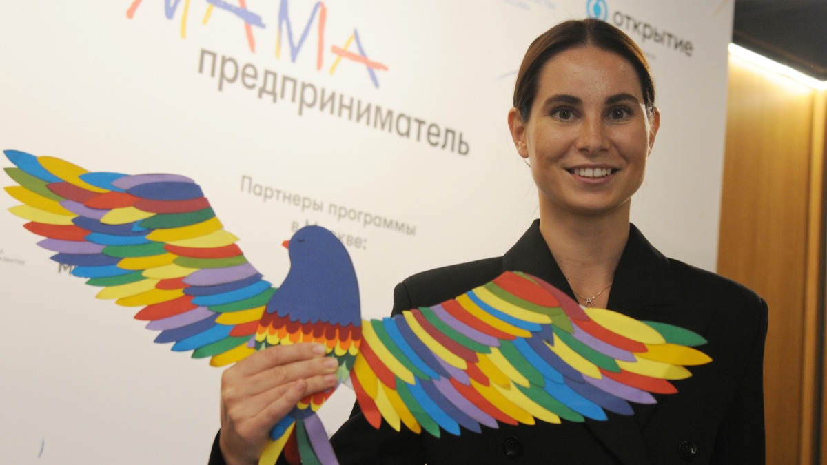 Победительница регионального этапа конкурса «Мама-предприниматель» москвичка Анна Бондарь держит в руках одну из поделок из детского набора, который она выпускает. Бизнес-леди верит, что ее продукция помогает развивать детям их творческий потенциал