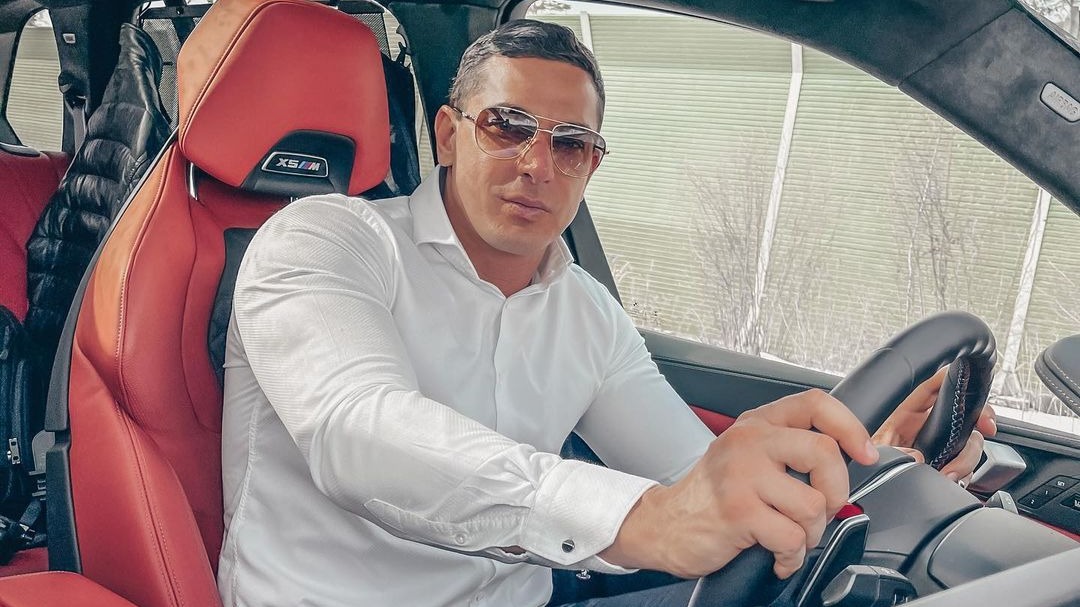 Омаров после скандала с Бородиной улетел на отдых с незнакомкой