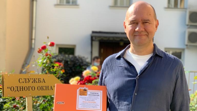 Олег Леонов отправил властям камень от снесенного дома в центре Москвы