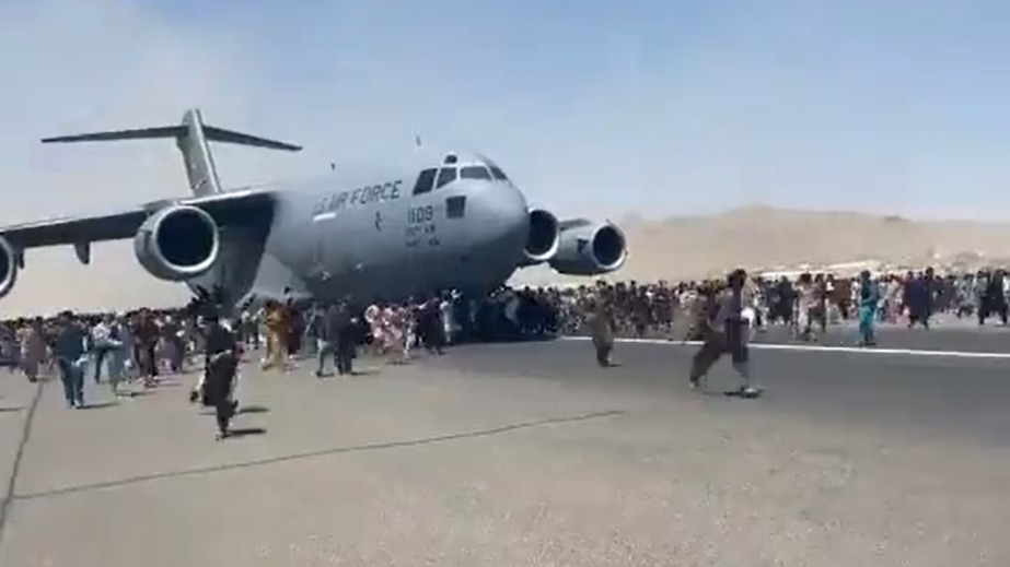 Семь человек погибли из-за хаоса при эвакуации в аэропорту Кабула