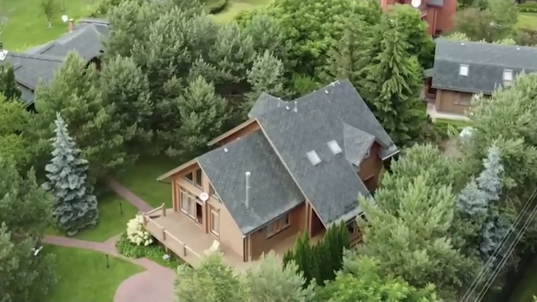 Названа сумма, которую отдал Авербух за экокоттедж для Арзамасовой и сына