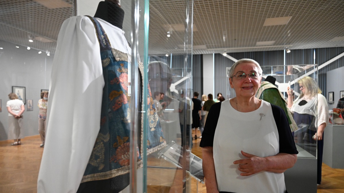 Заведующая мастерской ткани центра имени Грабаря Елена Семечкина показывает отреставрированный образец народного костюма из коллекции Ивана Билибина