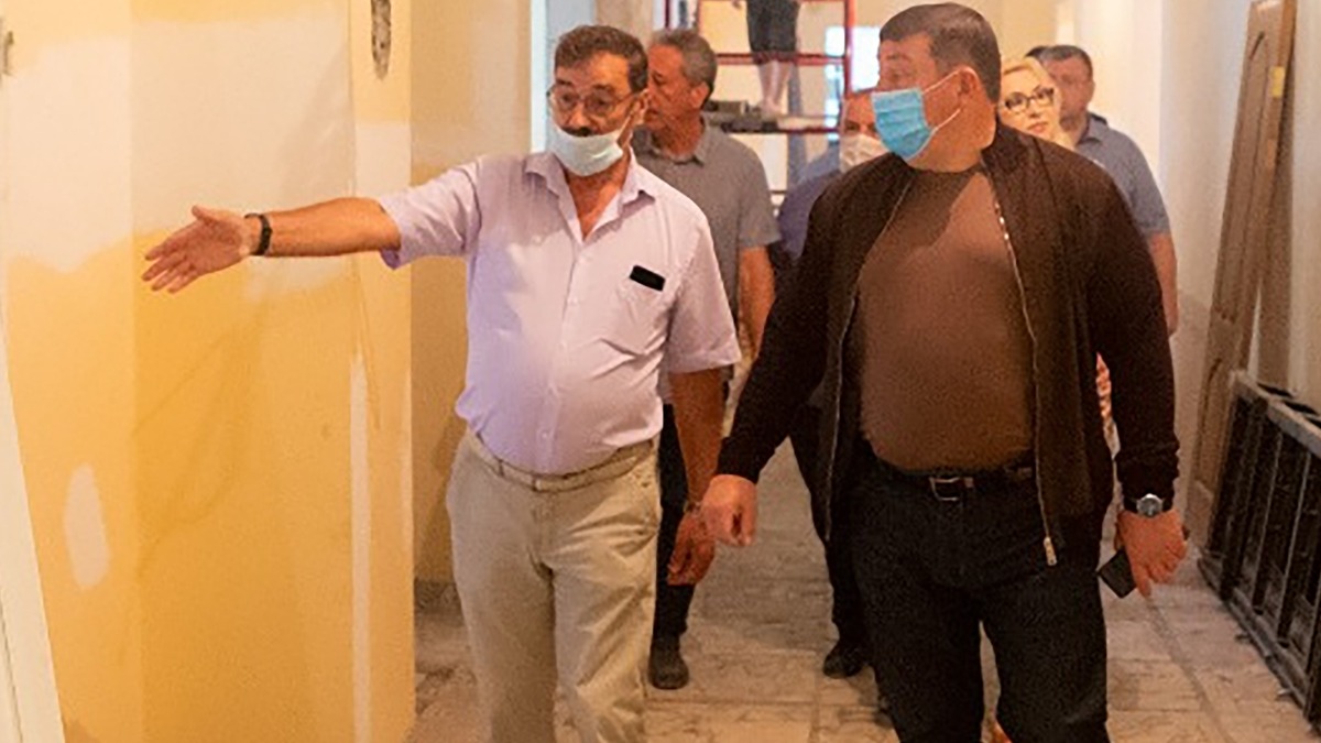 Ректор Сеченовского университета Петр Глыбочко (справа) с главным инженером административно-хозяйственной части Владимиром Рыбараком осматривают ремонтные работы