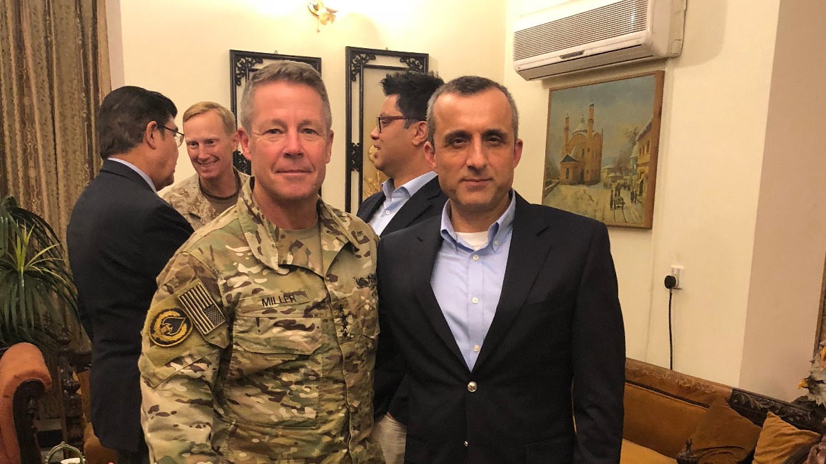 Амрулла Салех (справа)