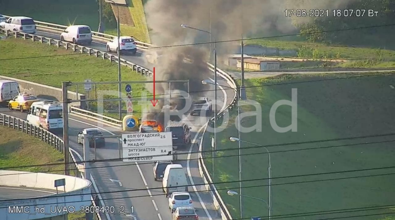 Автомобиль загорелся на съезде с Лермонтовского проспекта на МКАД