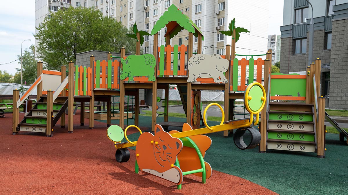 Почти сто дворовых территорий благоустроят в этом году на северо-западе Москвы