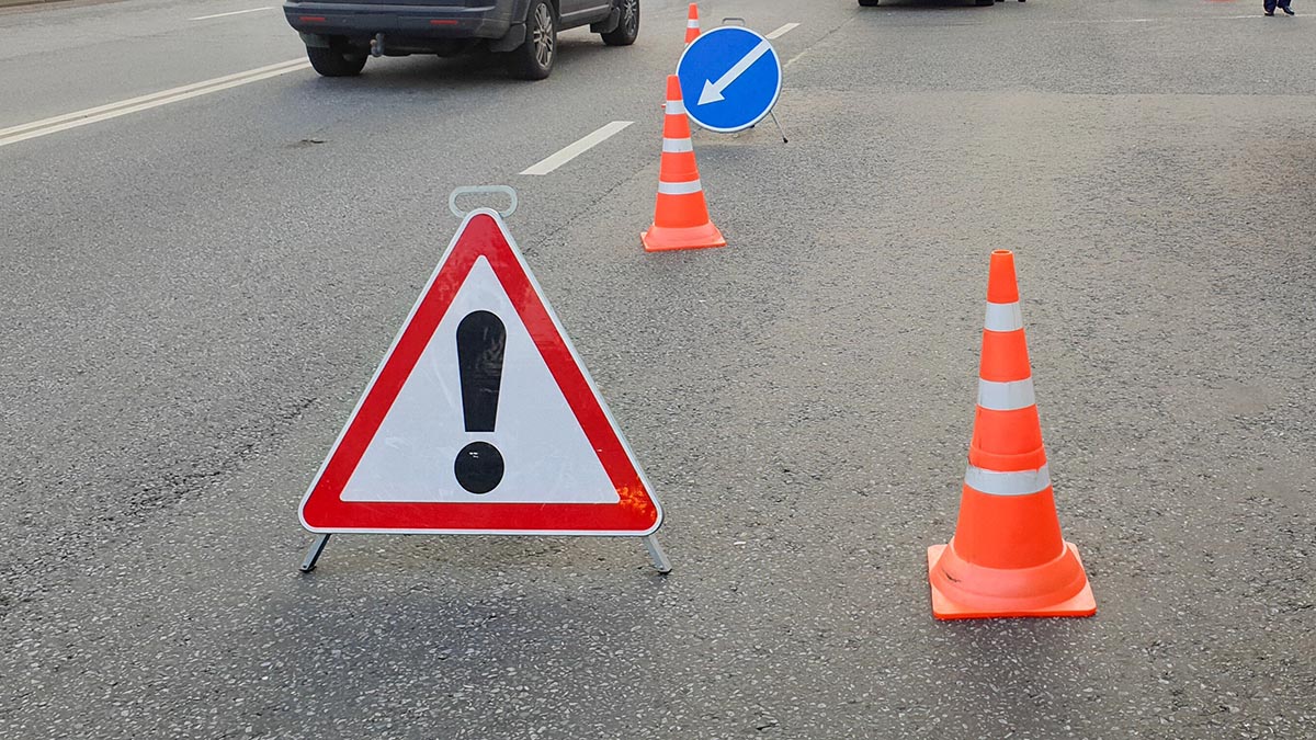 Движение затруднено на Ленинградском шоссе после столкновения двух автомобилей
