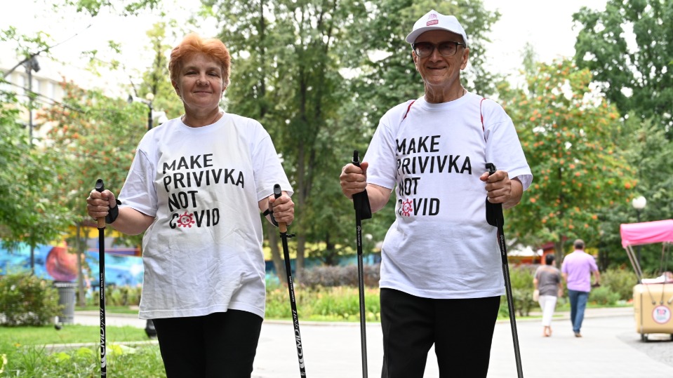 Москвичи Екатерина Воловикова и Игорь Антипов занимаются скандинавской ходьбой