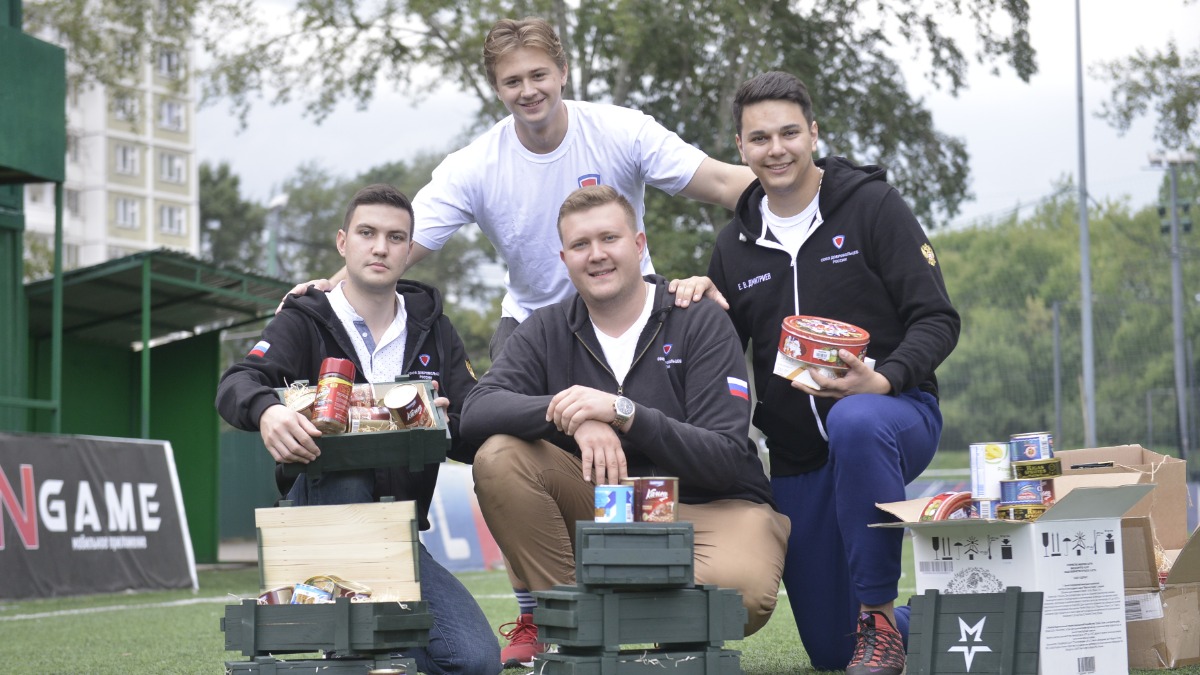 Волонтеры московского регионального отделения Всероссийской общественной организации «Союз добровольцев России»: Сергей Вышнепольский, Михаил Мещеряков, Леонид Трусов и Евгений Дмитриев (слева направо) на стадионе «Труд», где организован штаб по сбору гуманитарной помощи