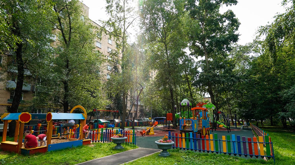 Около четырех тысяч дворов благоустроят в Москве до середины сентября