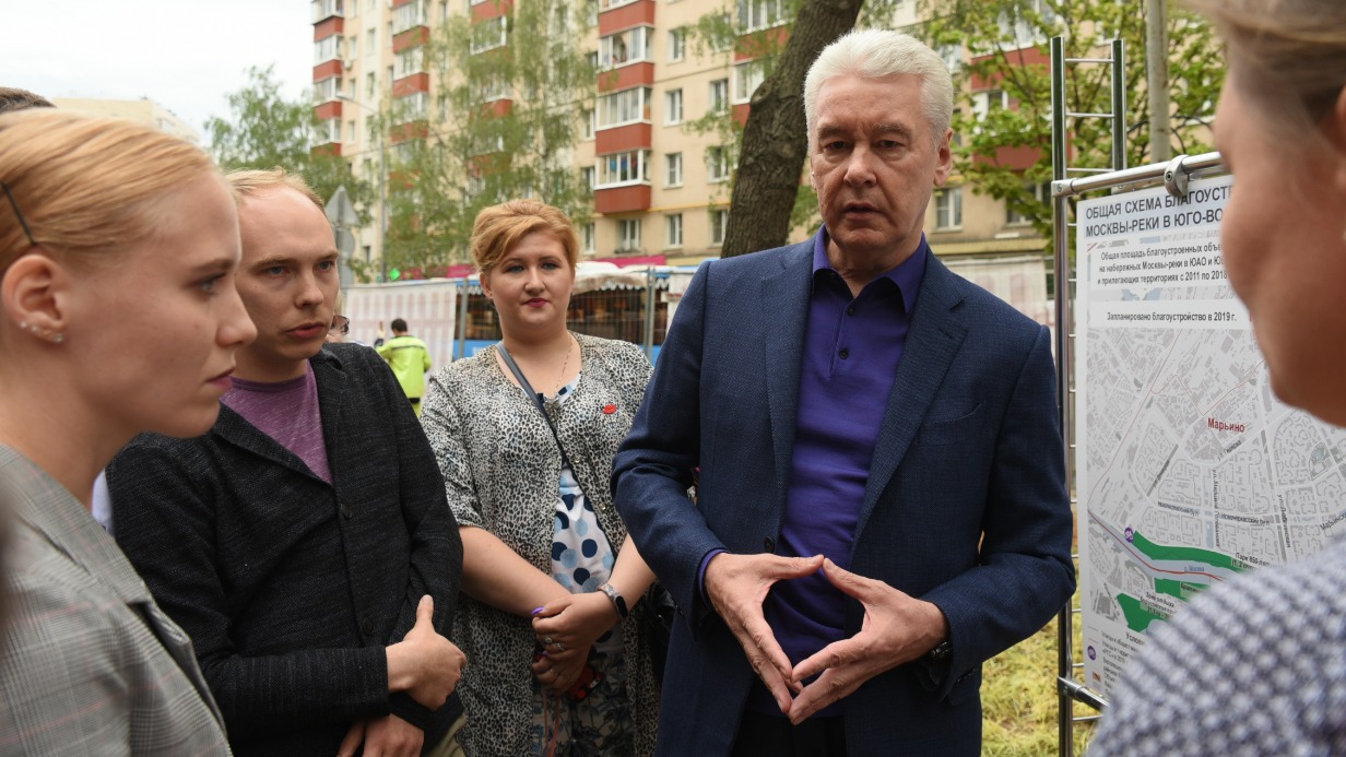 Мэр Москвы Сергей Собянин (справа) обсуждает с жителями района Капотня благоустройство территории, на которой раньше находился самострой