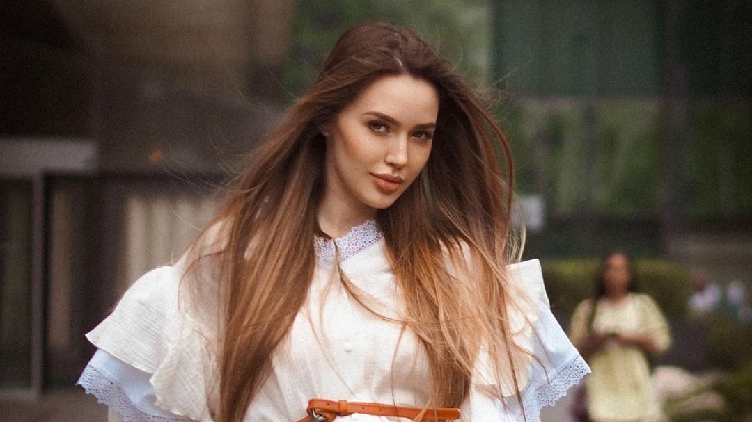 «Счастье»: Костенко опубликовала фото с мужем, дочками и новорожденным сыном