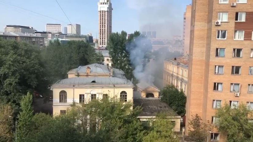 Уникальный особняк Жолтовского загорелся в Москве