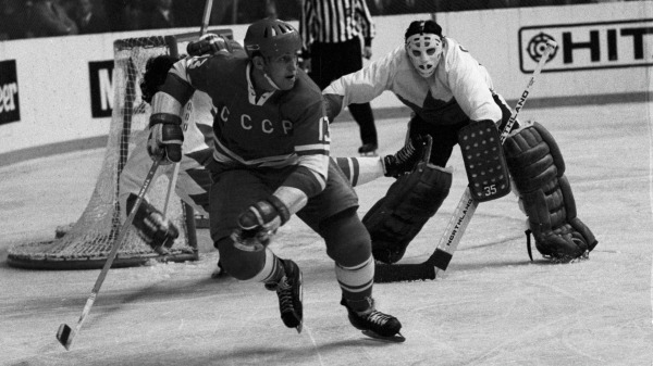 Нападающий Борис Михайлов у ворот канадцев, которые защищает Тони Эспозито