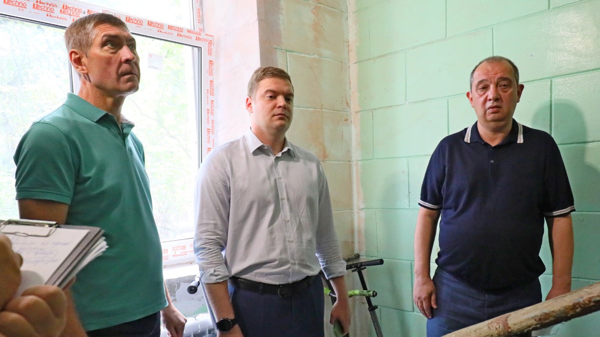 Слева направо: префект Северного округа Москвы Владимир Степанов, глава управы Сокол Алексей Борисенко и гендиректор Фонда капитального ремонта Артур Кескинов 