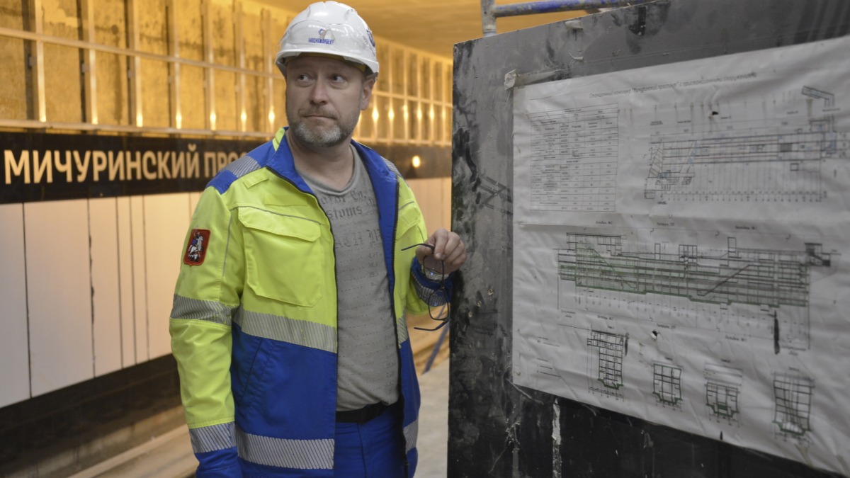 Руководитель строительства компании-подрядчика Владимир Малеев осматривает станционный комплекс «Мичуринского проспекта» Большого кольца