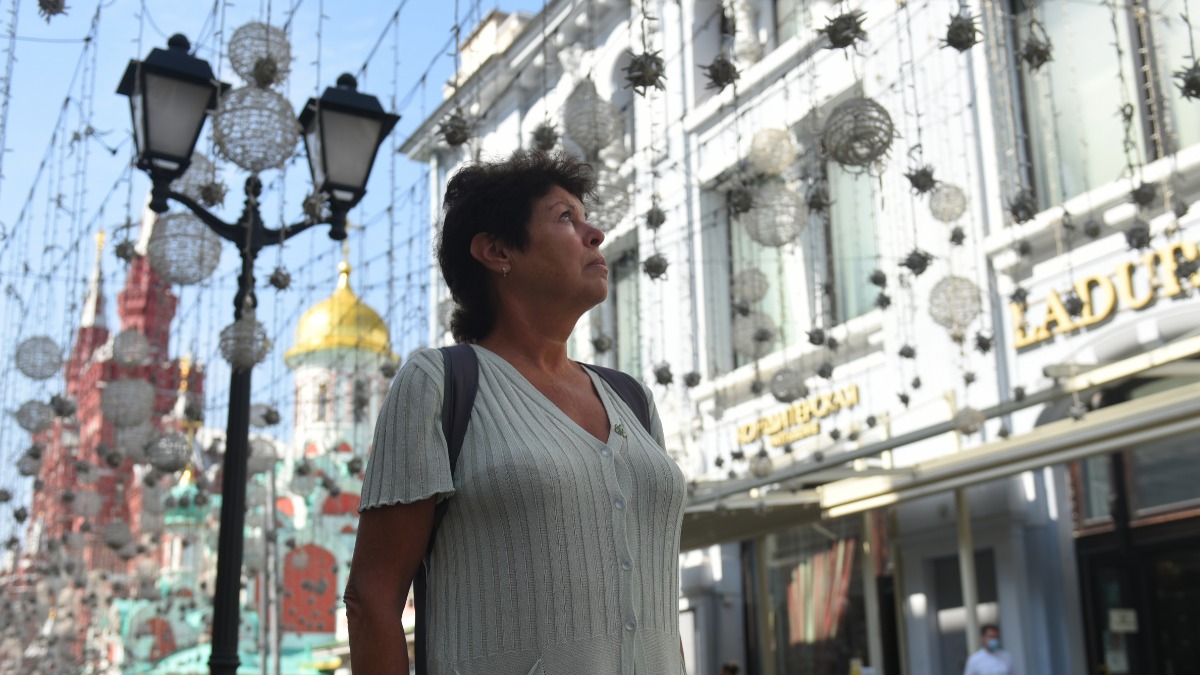 Улица Никольская. Участница проекта «Московское долголетие» Инна Тютюнникова всегда с удовольствием записывалась на культурные мероприятия. После вынужденного перерыва, связанного с пандемией, она вновь приняла участие в экскурсии по городу