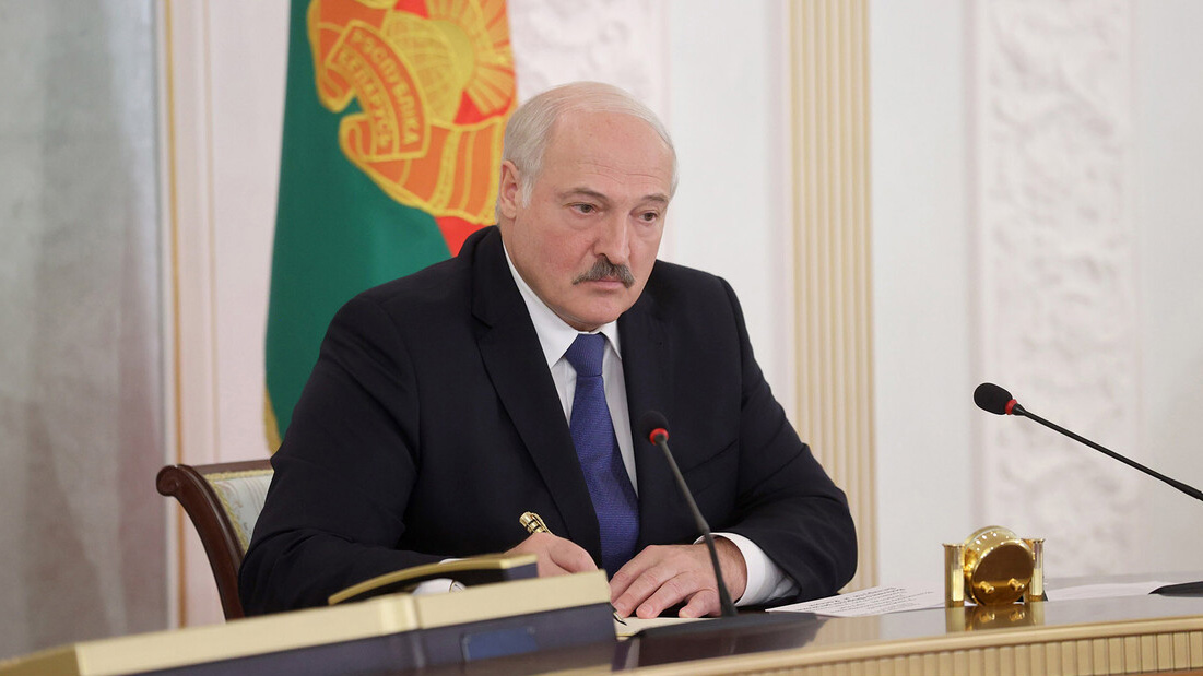 Лукашенко высказался о пути «бешеного и ошалевшего» мира в 2026 году