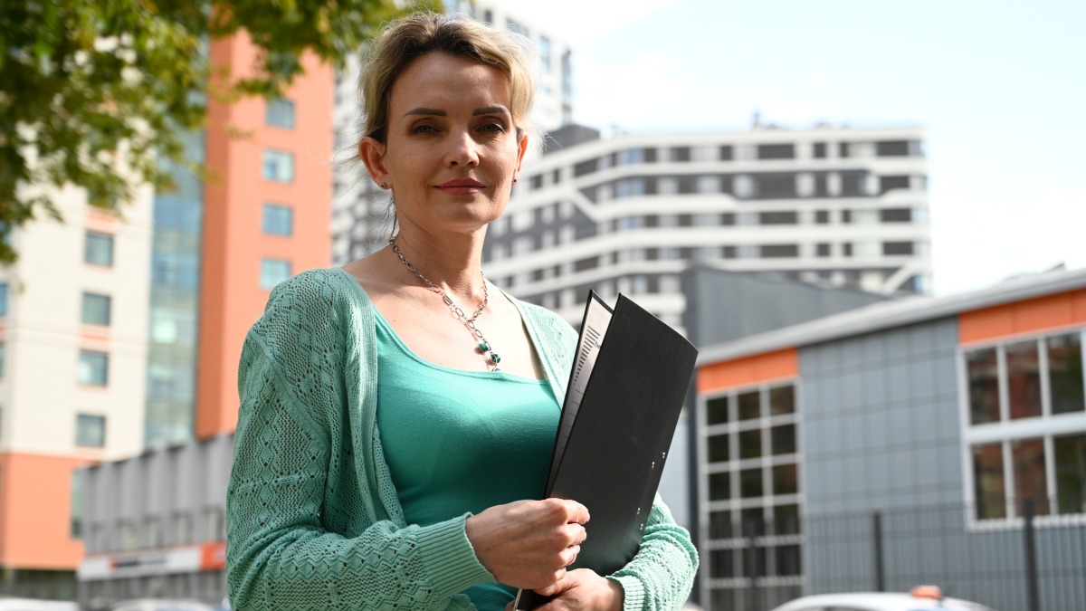 Москвичка Александра Зипина возле офиса компании — дистрибьютора цифровых технологий, куда ей помогли трудоустроиться в службе занятости. Перед тем как выйти на новую работу, она прошла бесплатное обучение в центре «Профессионал»