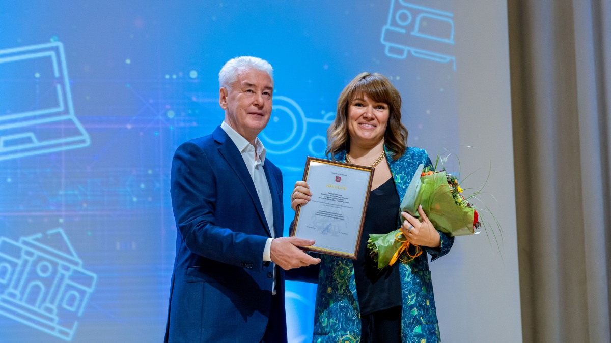 Мэр Москвы Сергей Собянин вручает директору Курчатовской школы Маргарите Пушиной диплом лауреата гранта мэра столицы первой степени