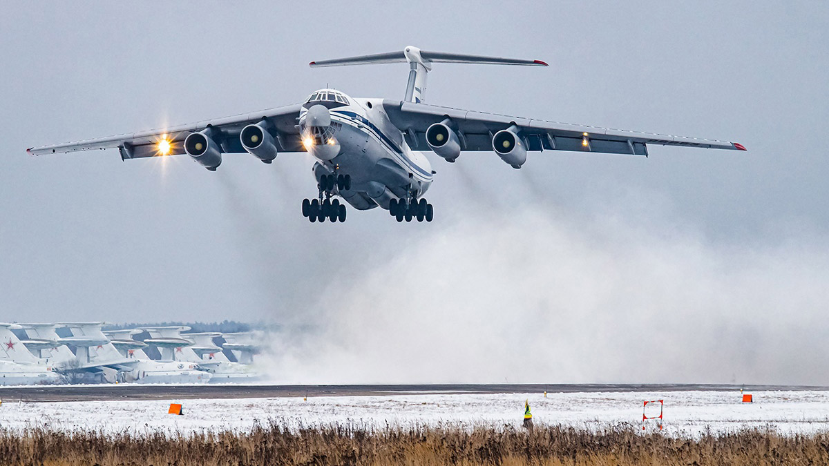 Низов: Экипаж самолета Ил-76 героически не допустил его падения на жилые  дома