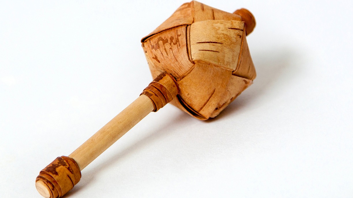 Такой шаркунок по аналогу с древней игрушкой народные умельцы плетут из бересты в наши дни