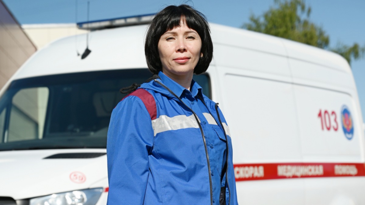 Старший врач 59-й подстанции Станции скорой и неотложной медицинской помощи имени А. С. Пучкова Елена Сендрякова готова к выезду на вызов