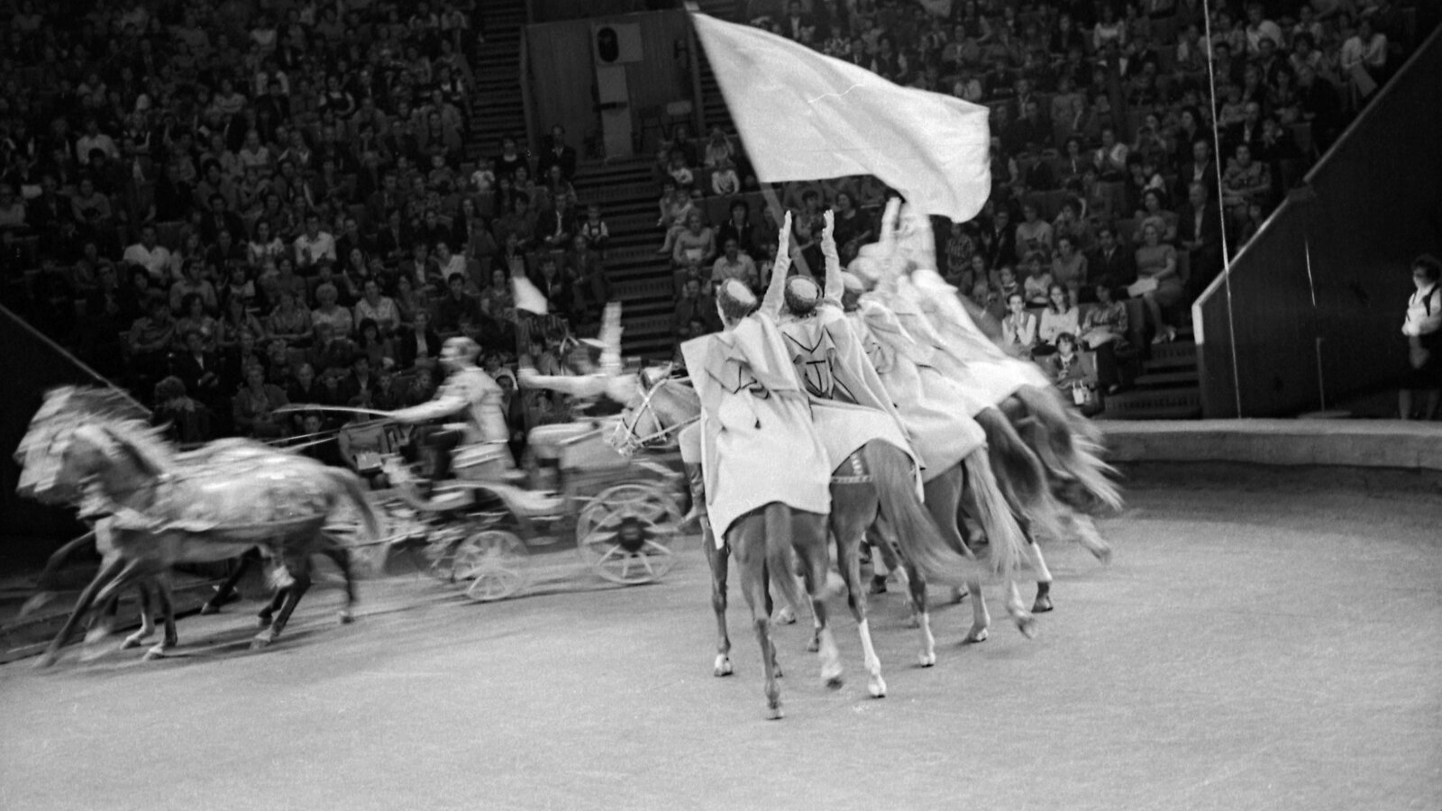 Главархив и центры госуслуг рассказали, какие фото москвичи сдают на хранение