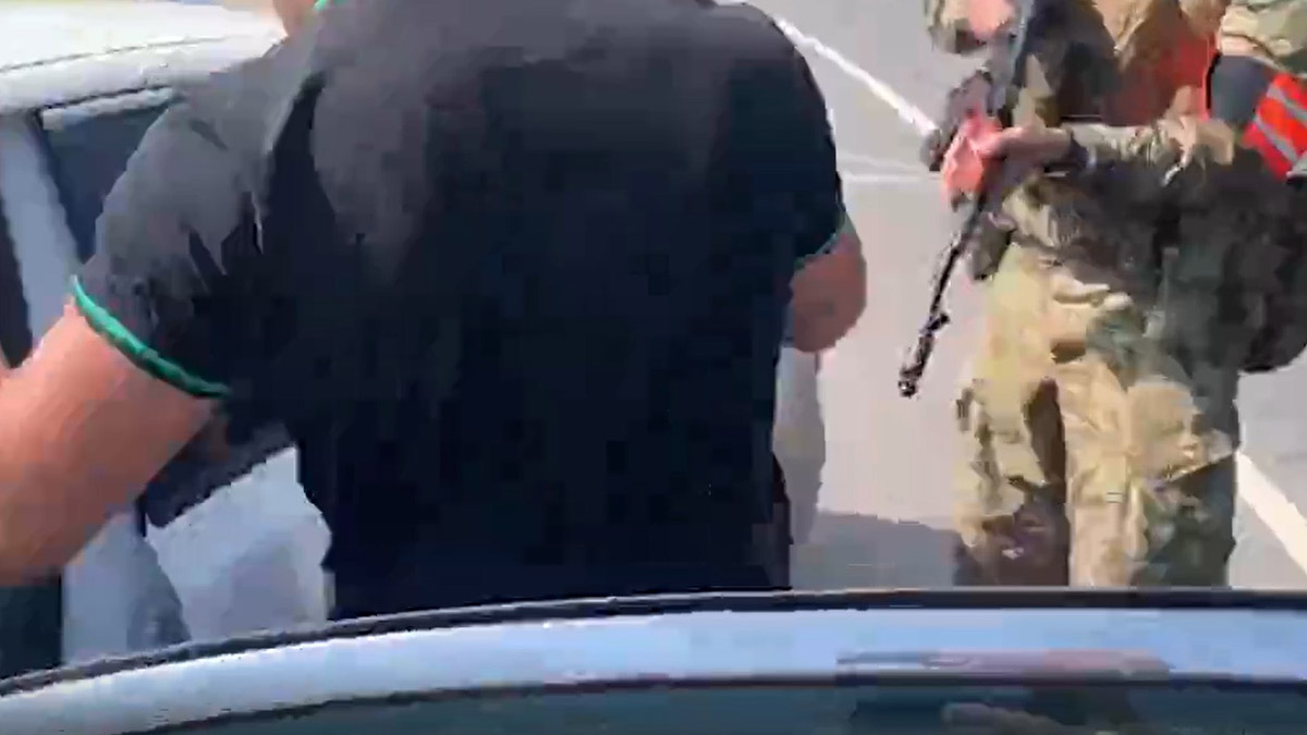 Появилось видео задержания участников преступной схемы в сфере ритуальных услуг