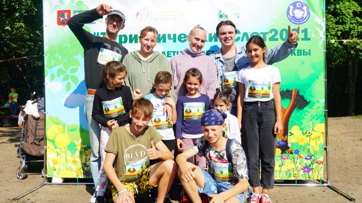 Команда «Солнце» — одна из победительниц турслета. Дмитрий Бурхетьев, Виктория Панафидина, Виктория Бурхетьева, Владимир Панафидин, Мария Бурхетьева (в верхнем ряду слева направо), Ольга Бурхетьева, Тимофей Панафидин, Татьяна и Александра Бурхетьевы (средний ряд слева направо), Дмитрий и Макар Панафидины (сидят)