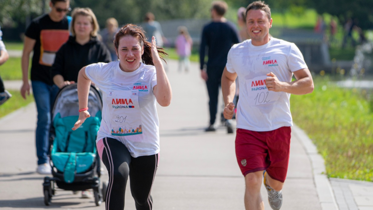 Участники забега в рамках фестиваля «Лица района» Александра Морозова и Игорь Мирошниченко