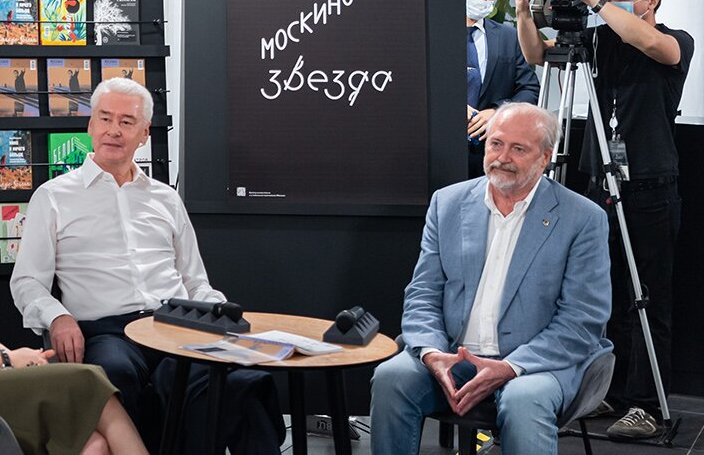 Мэр Москвы Сергей Собянин (слева) и известный российский кинорежиссер Владимир Хотиненко на встрече с кинематографистами, во время которой обсуждались вопросы поддержки отрасли со стороны городских властей