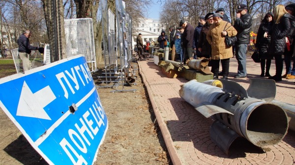 Посетители выставки свидетельств агрессии ВСУ в Луганске осматривают снаряды, которыми бомбили города и села