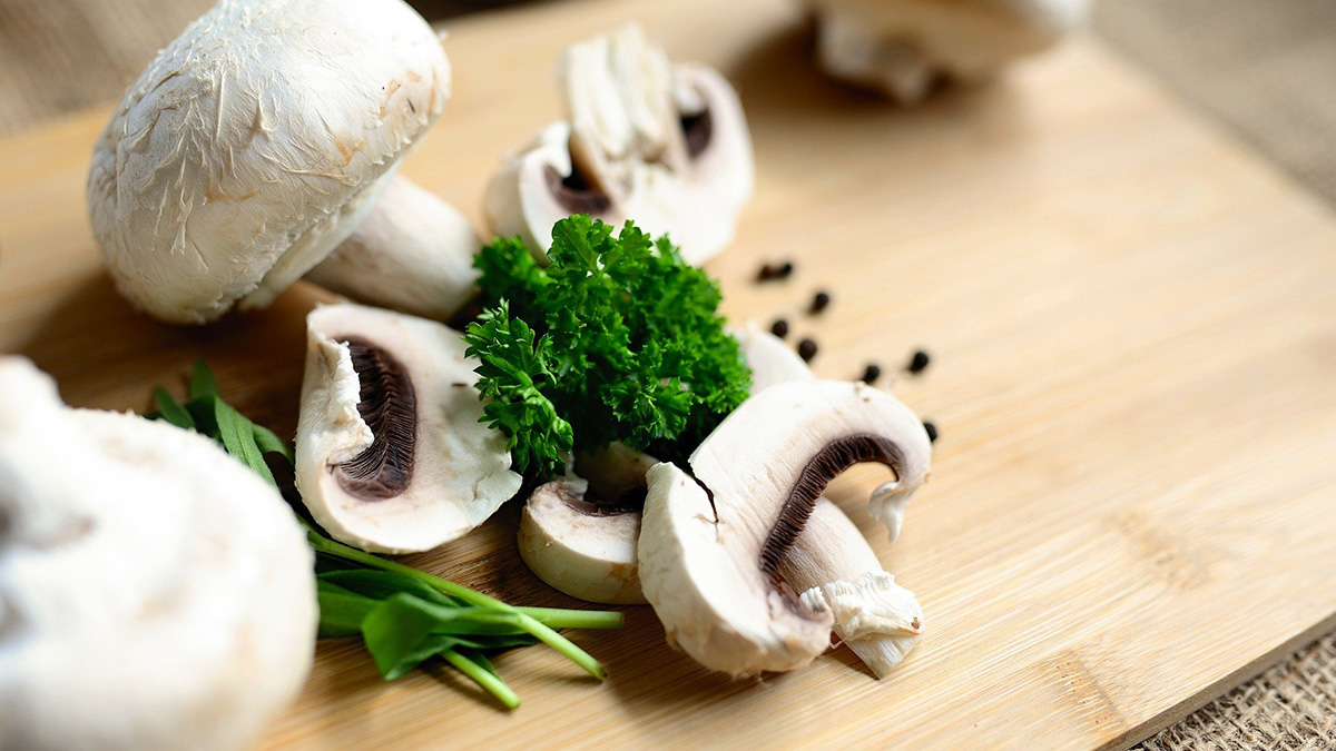 Хирург Умнов рассказал, можно ли отравиться шампиньонами 