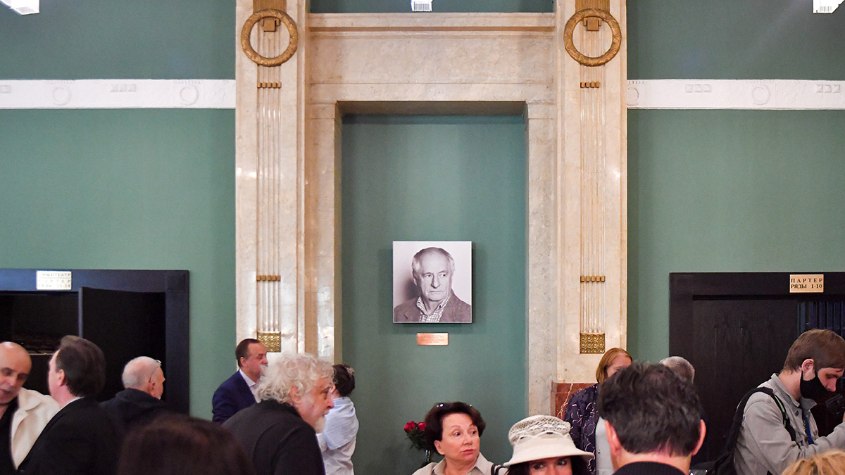 Певцова «сняли», Захарову — уволили: что за изменения произошли в «Ленкоме»