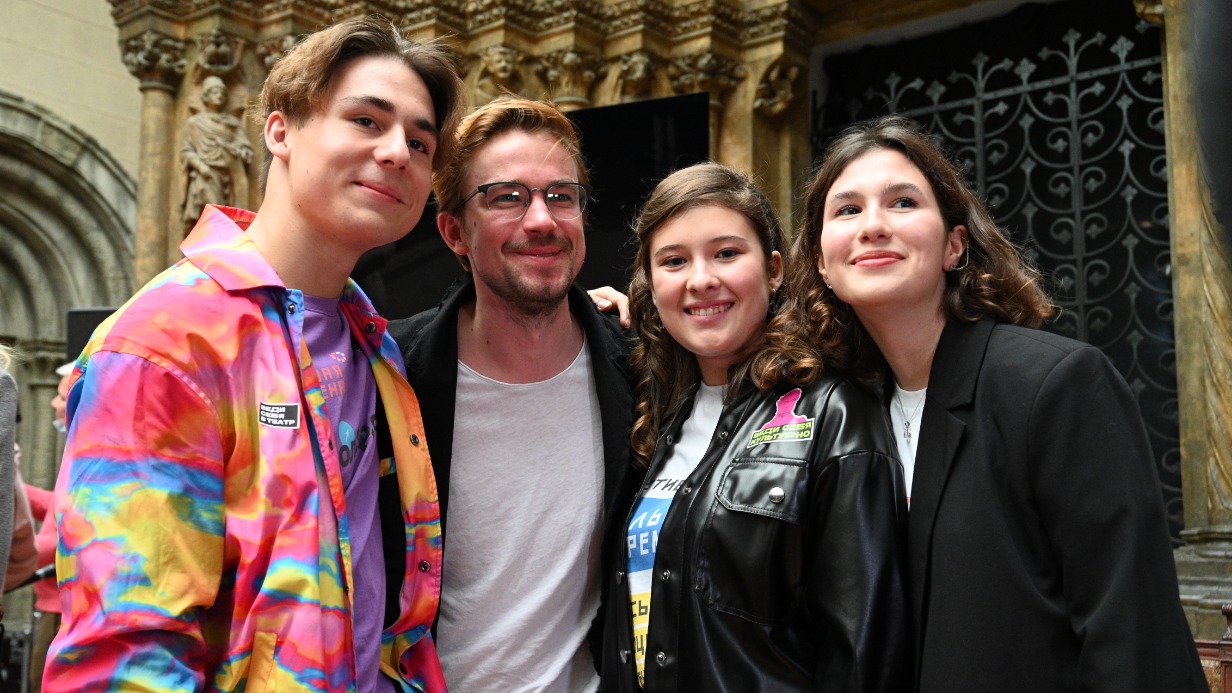 Авторы рекламной концепции «Пушкинской карты» Андрей Баранов (слева), Дарья Гуськова и Мария Тихонина (справа) с актером Александром Петровым на презентации проекта в Государственном музее изобразительных искусств имени А. С. Пушкина