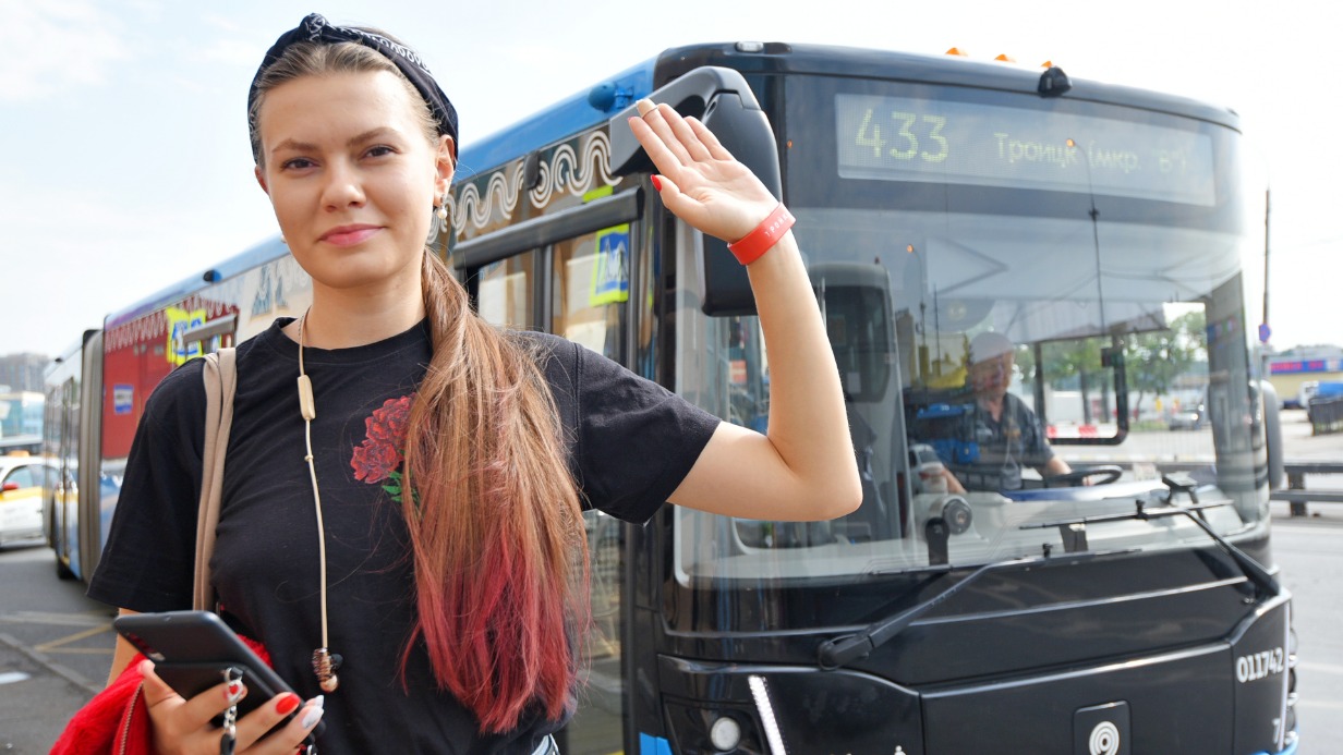 Москвичка Мария Гаранина по будням проезжает на общественном транспорте около 20 километров. С сентября она будет платить за каждую поездку не 60 рублей, а 42 рубля. В целом ежемесячно получается неплохая экономия