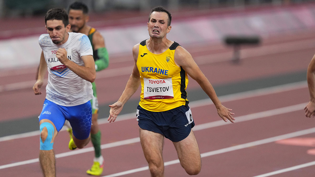 Украинский бегун отошел от россиян перед фотосессией на Паралимпиаде