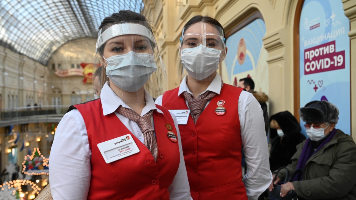 Вероника Косинова (слева) и Марина Чонишвили встречают посетителей в пункте вакцинации в ГУМе