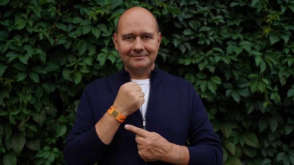 Олег Леонов: Москвичи получили первые браслеты безопасности