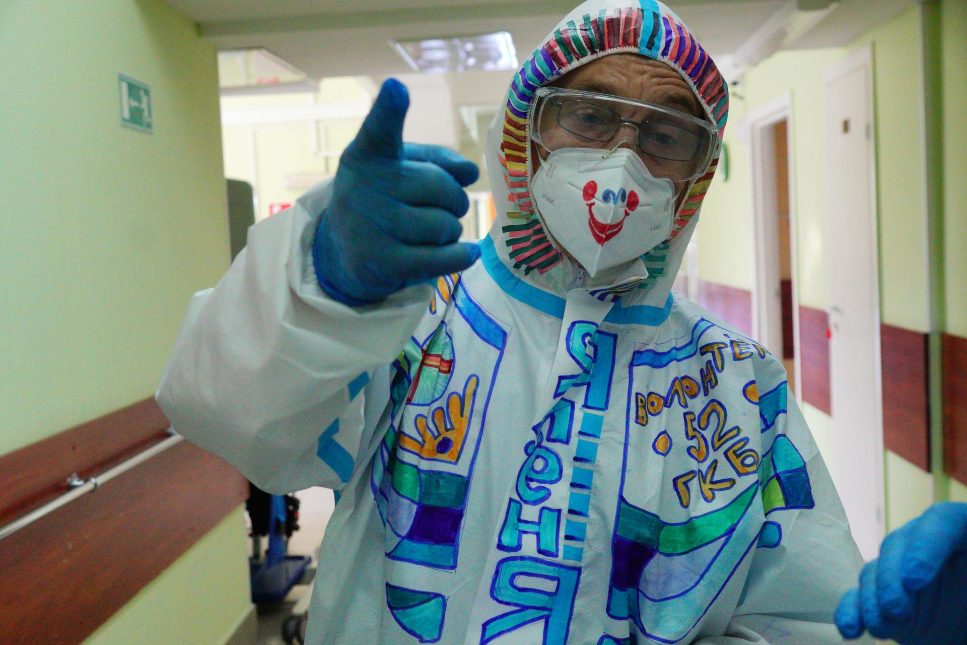 Волонтер ГКБ № 52 Леонид Краснер каждый день разрисовывает свой защитный костюм, чтобы поднять настроение пациентам
