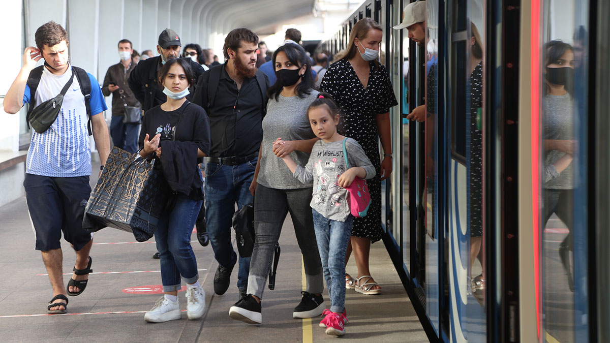 Бесплатную воду начали раздавать еще на девяти станциях метро Москвы