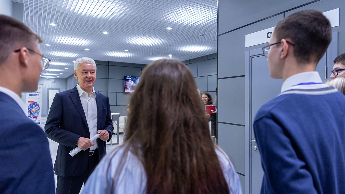 Сергей Собянин: К 1 сентября благоустроено около 400 школьных дворов и стадионов