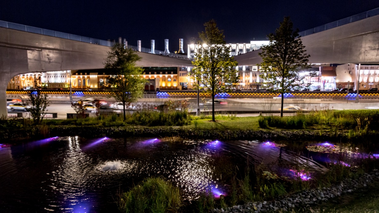 Парк «Зарядье» будет круглосуточно открыт в период нерабочих дней