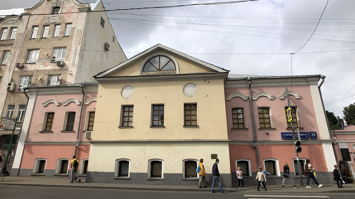 Реставрация служебного корпуса в усадьбе Голицыных продолжается в Москве