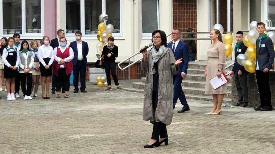 Елена Кац поздравила школьников и попросила задуматься о профессии медика