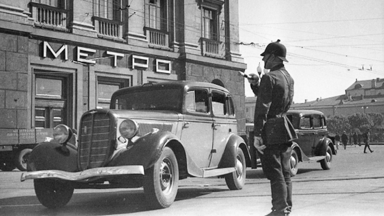 Патрульный милиционер следит, как соблюдаются Правила дорожного движения у метро «Охотный Ряд»