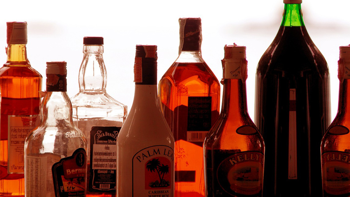 Мужчина украл бутылку элитного алкоголя из магазина в Москве