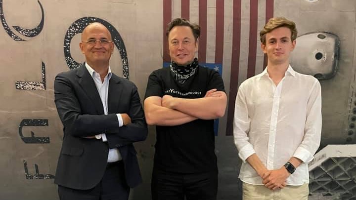 Маск провел экскурсию по заводу SpaceX для внука конструктора Королева