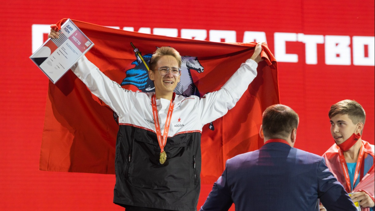 Победитель турнира в компетенции «Производство мебели» Петр Евтюгин на церемонии награждения финалистов IX Национального чемпионата «Молодые профессионалы» WorldSkills Russia в Уфе